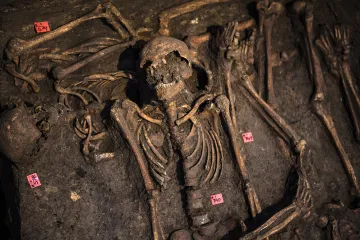 Archeologové zkoumají obří pohřebiště u kostnice v Kutné Hoře – Sedlci