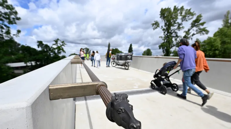 Zábradlí na lávce přes Štvanici