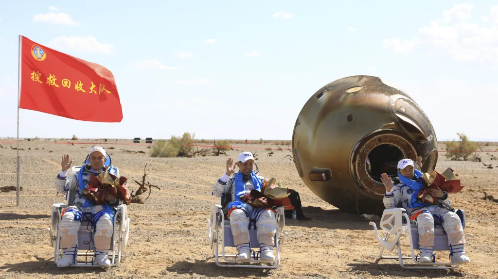 Čínští astronauti po přistání