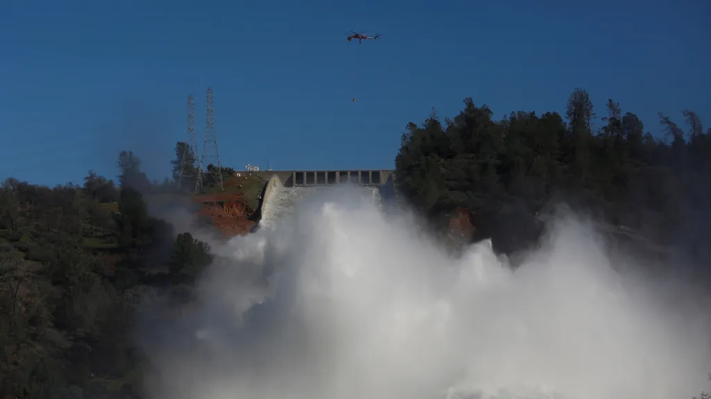 Upouštění vody z přehrady Oroville