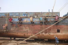 Bangladéšské loděnice fungují bez povolení již 50 let. Základní pracovní podmínky porušují dosud