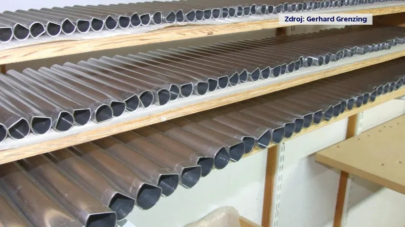 Většina píšťal pro nové varhany už je hotová