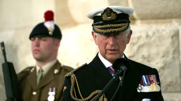 Princ Charles u památníku bojů na Gallipoli
