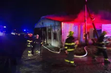 Na Chomutovsku vzplála hala drůbežárny, uhořelo 16 tisíc kuřat
