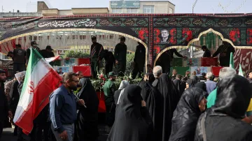 Lidé na shromáždění v Teheránu