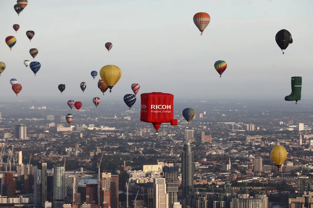 Do vzduchu se nakonec dostalo 46 horkovzdušných balonů