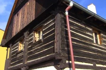 Poslední ze vsi. Litoměřice chtějí zachovat roubenku na sídlišti Pokratice