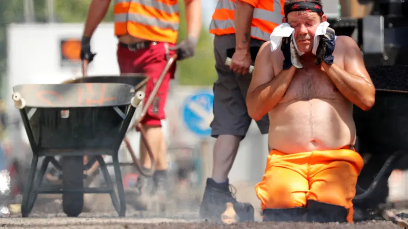 Silničáři pracují na opravě jedné z cest v Berlíně navzdory rekordním vedrům