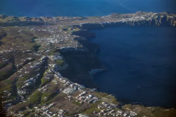 Sopka Santorini chrlila stovky let masivní množství jedů. Přesto ji kolonizoval život