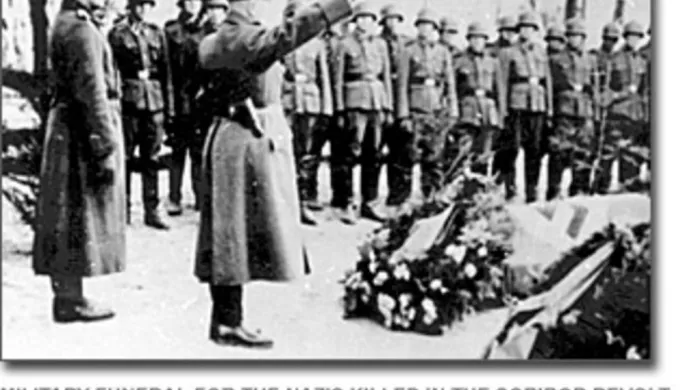 Pohřeb 11 esesáků zabitých při vzpouře ve vyhlazovacím táboře Sobibor 14. října 1943