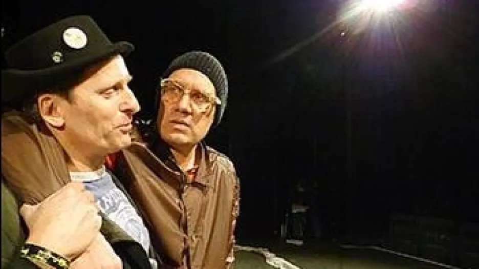 David Matásek (Estragon) a David Prachař (Vladimir) ve hře Čekání na Godota.