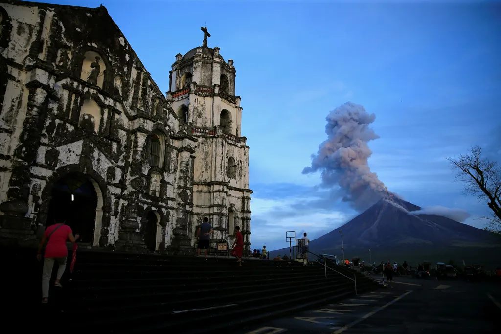 Pohled na výbuch filipínské sopky Mount Mayon od kostela jižně od Manily