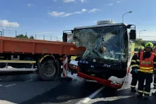 Při nehodě autobusu a nákladního vozu v Praze se zranilo dvanáct lidí