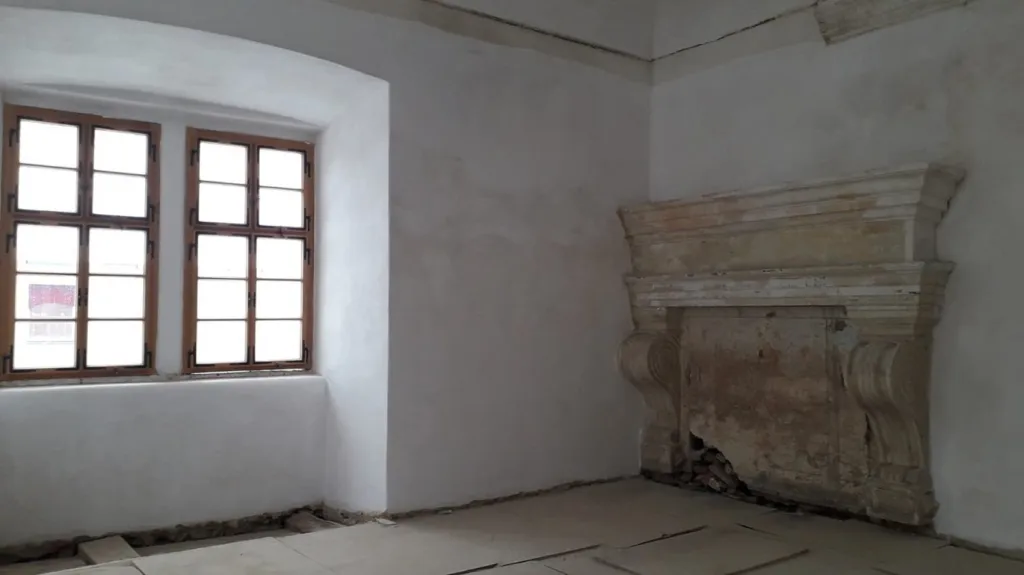 Na zámku nejsou jediné dveře a také chybí schody z nádvoří. V budově není zavedena ani kanalizace