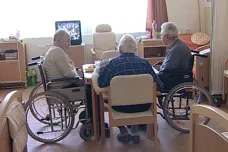 Sociální služby omezí provoz, v domovech pro seniory začne platit zákaz vycházení