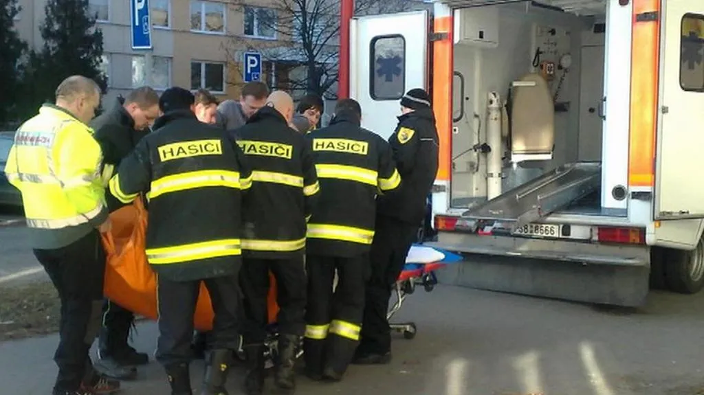 Kvůli obézním pacientům záchrance pomáhají hasiči