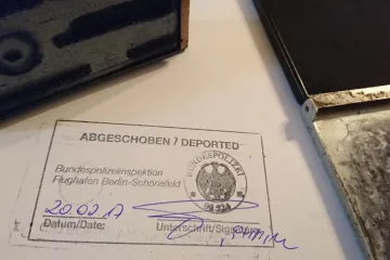 „Abgeschoben/Deported“: Návštěva deportačního centra na berlínském letišti Schönefeld