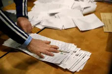 V Irsku ukazují odhady na volební pat. Třem hlavním stranám předpovídají téměř stejný počet hlasů
