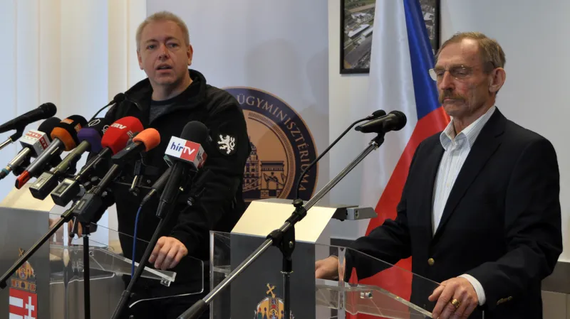 Ministr vnitra Milan Chovanec a jeho maďarský kolega Sándor Pintér