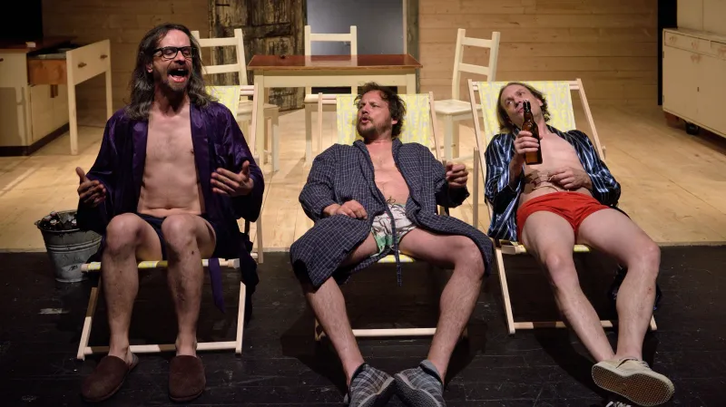 „Nemám rád mrtvoly. Poslední dobou zase začínají vylézat. To by se jim mělo zatrhnout. Traktorista někde vyorá lebku a hned s ní běží na policii. Proč ji raději zase nezahrabe? Vždyť jí tam bylo dobře. Takhle se s ostatky nezachází. Na to jsou zákony!“