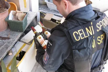 Celníci našli v květinářství nezdaněný alkohol s etiketou likérky Drak