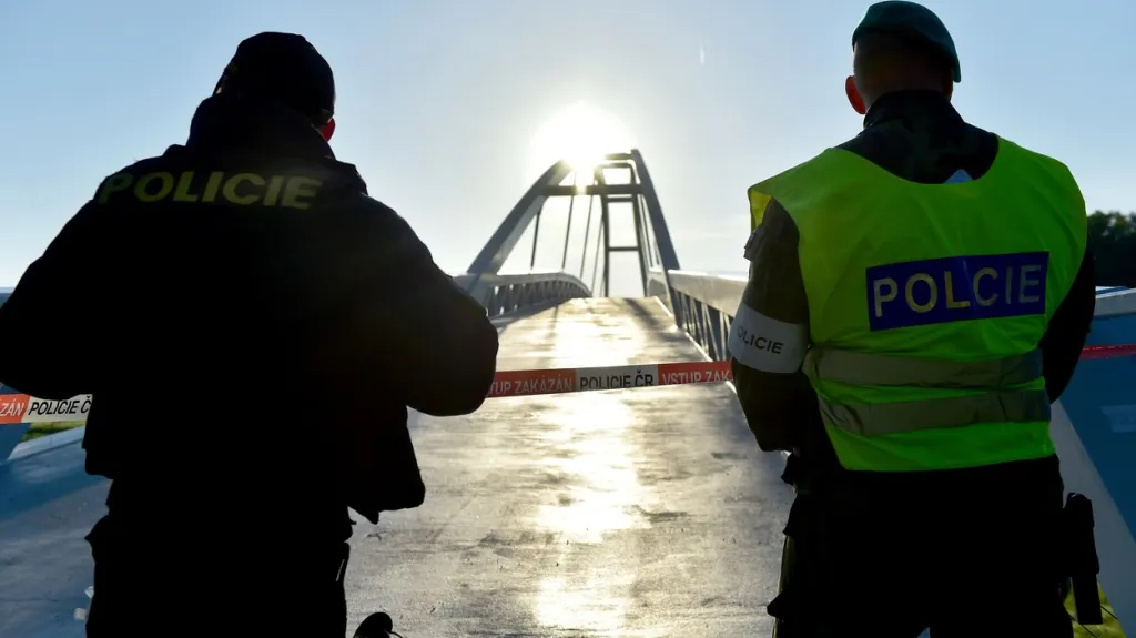 Policista a voják při kontrole na hraniční lávce Mikulčice–Kopčany na Hodonínsku