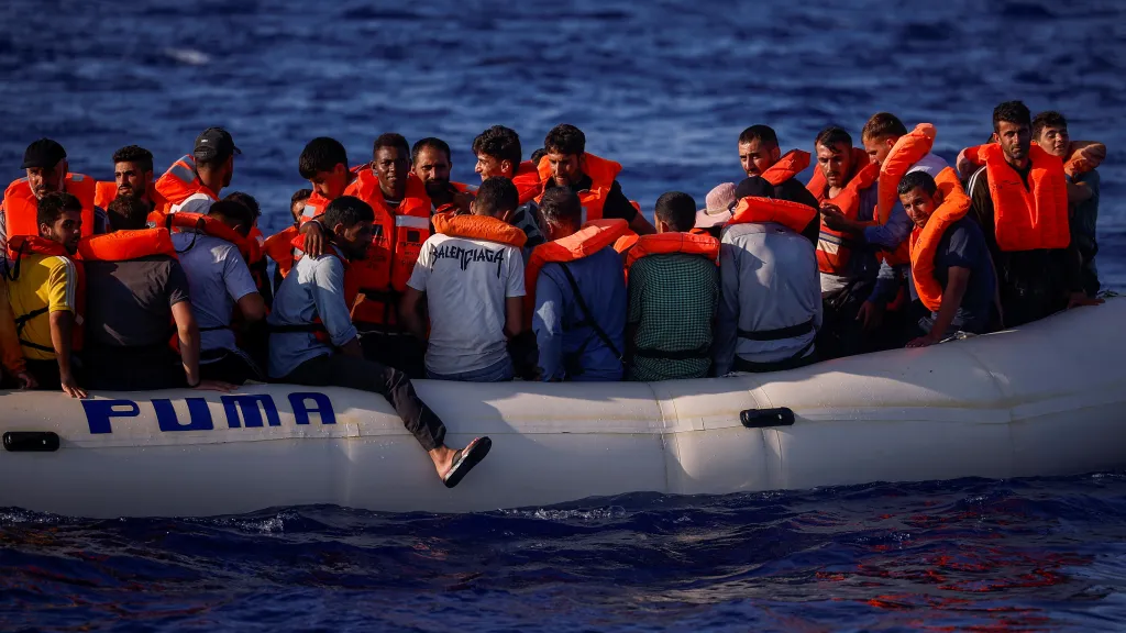 Migranti v mezinárodních vodách jižně od ostrova Lampedusa