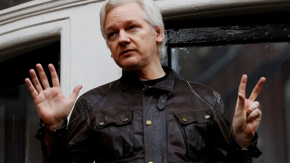 Julian Assange na ekvádorské ambasádě v Londýně (snímek z května 2017)