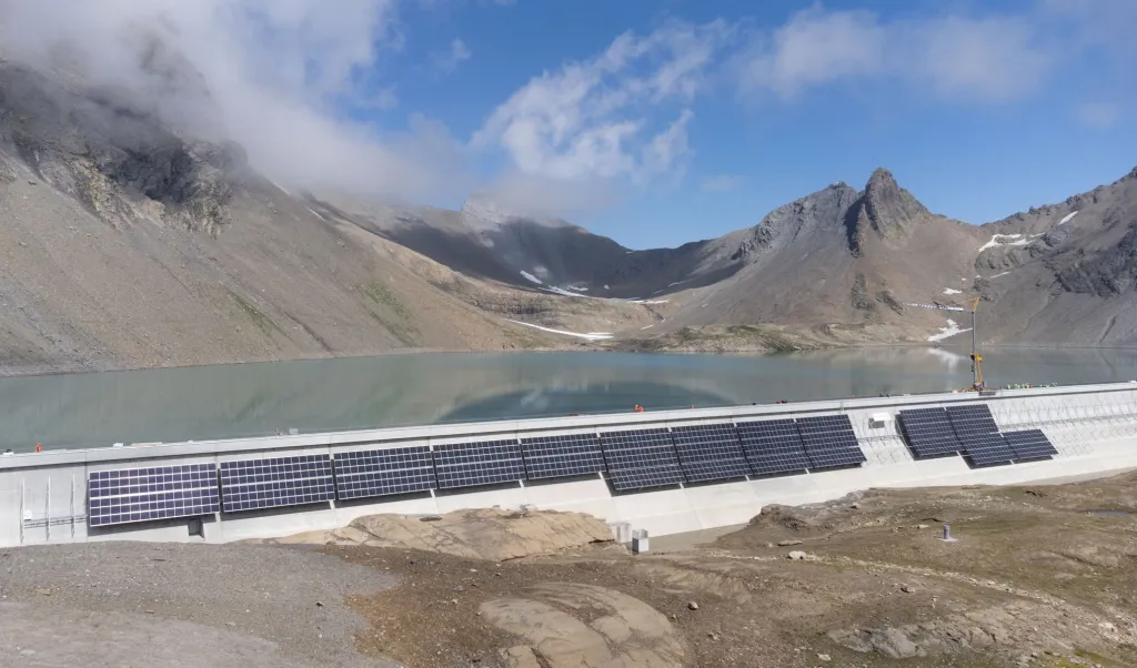 Výstavba nejvýše položené solární elektrárny v Evropě u vodní nádrže Muttse ve švýcarských Alpách