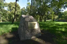 Německý hřbitov v Sokolově připomíná pamětní deska. Mnohde o uložených ostatcích neví