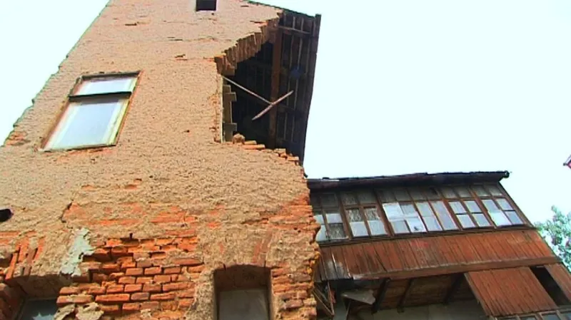 Poničený dům v Novém Bydžově