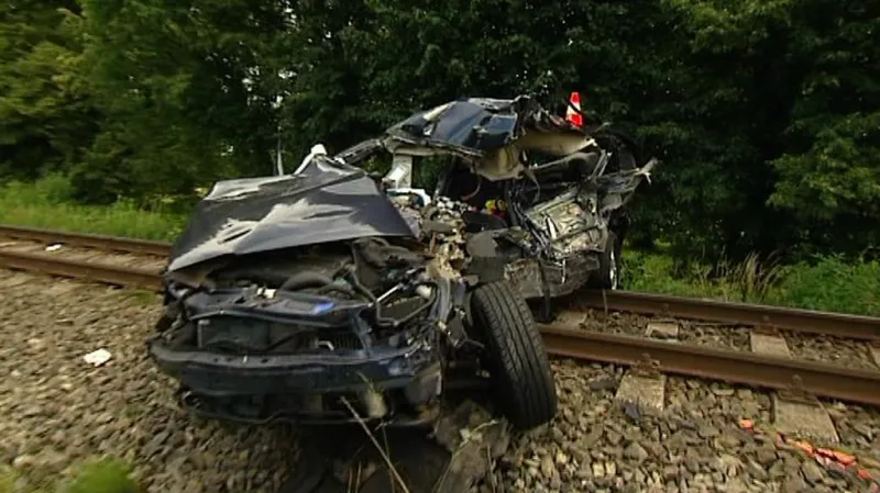 Auto po srážce s vlakem