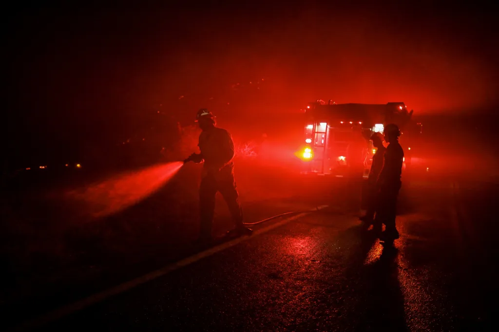Noční fotografie požáru v Kalifornii