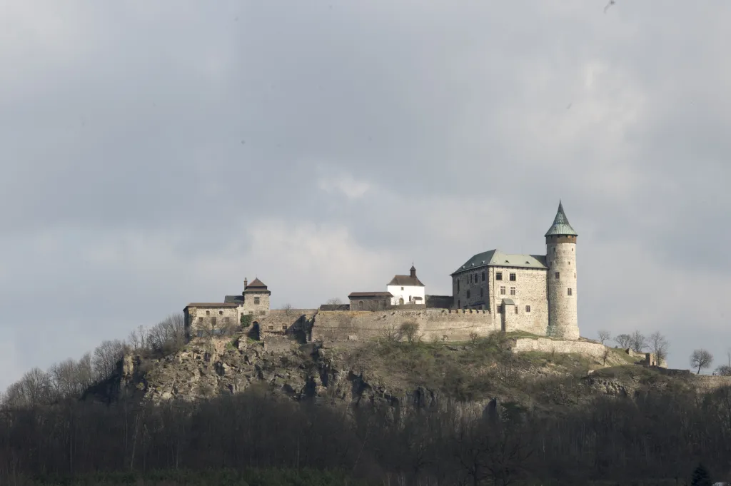 Do západní části paláce byla vestavěna samonosná oceloskleněná konstrukce. Bude v ní expozice věnovaná Jurkovičovi a jeho dílům a rekonstrukci hradu na počátku 20. století, kterou prováděl Muzejní spolek