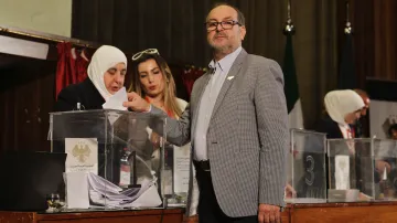 Jeden z členů volebního kolegia v Damašku odevzdává hlas pro svého kandidáta