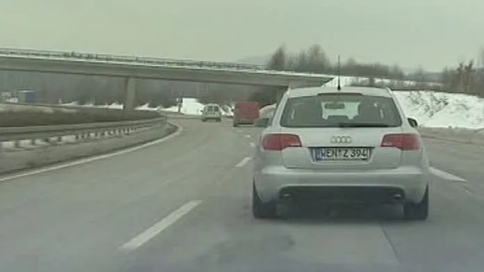 Auto bavorských policistů, kteří kontrolují české řidiče.