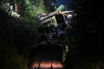 Při nehodě vlaku v Německu zemřeli nejméně tři lidé, zraněných jsou desítky