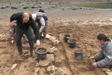 Archeologové zkoumají dno vypuštěné přehrady