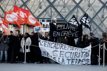 Pařížský Louvre je zavřený, zaměstnanci stávkují