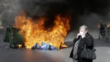Hořící popelnice při protestch u ministerstva zemědělství