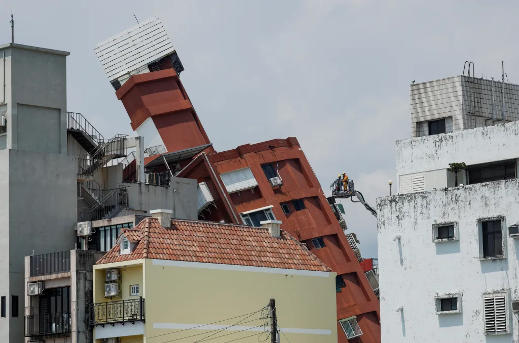Pracovníci zasahují na vyvýšené plošině hasičského vozu