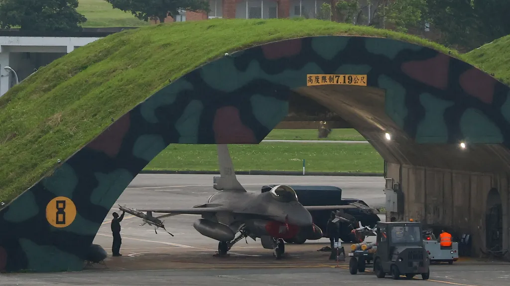 Technik pracuje na letounu F-16 na letecké základně v Hualienu na Tchaj-wanu