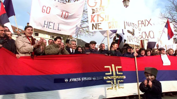 Srbští nacionalisté demonstrovali před zámkem Rambouillet během jednání mírové konference o Kosovu (12. 2. 1999)