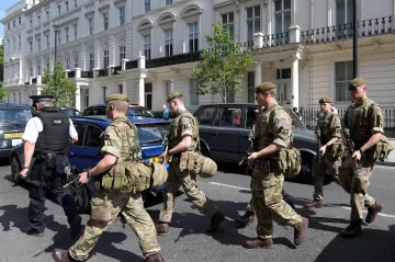 V Británii platí nejvyšší stupeň ohrožení, v Libyi zadrželi příbuzné možného útočníka