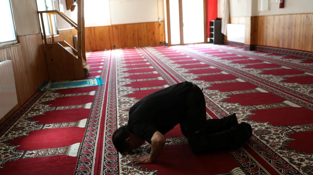 Věřící v mešitě, kde působil imám Abdalbákí Sátí