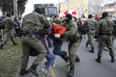 Běloruské ženy demonstrovaly proti zadržení Kalesnikavové. Policie desítky lidí zatkla