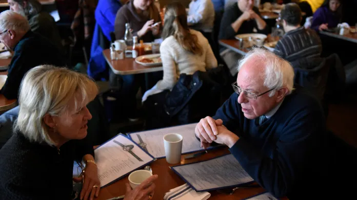 Bernie Sanders v hovoru s bývalou guvernérkou Wisconsinu Barbarou Lawtonovou