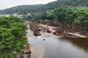 Při povodních v Texasu přišlo o život více než sto lidí