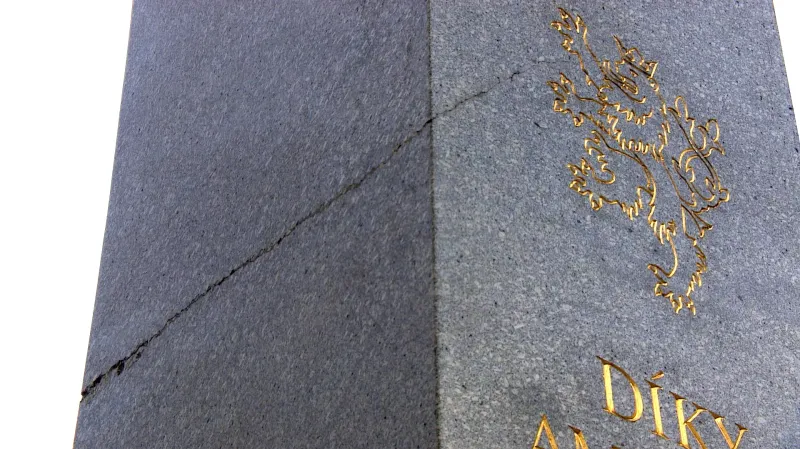 Praskliny ve starých pylonech památníku Díky, Ameriko!