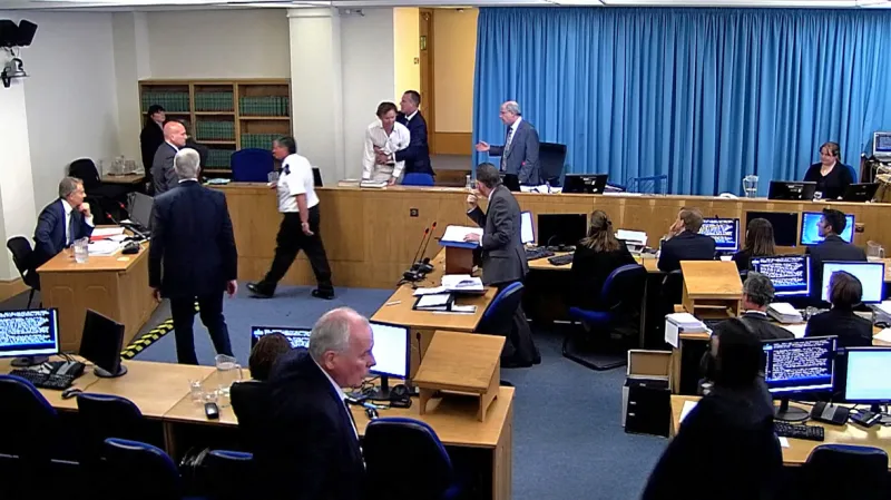 Vystoupení Tonyho Blaira (vlevo) před vyšetřovací komisí